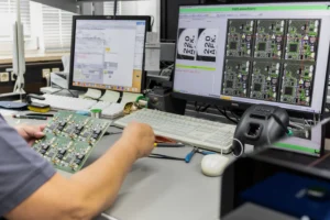 Entwicklungsarbeitsplatz mit Leiterplatten und Messtechnik