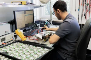 Arbeitsplätze im Labor der GeBE Elektronik